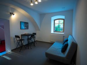 een woonkamer met een bank en een tafel met stoelen bij Rodinná chalupa Ostašovka Liberec in Liberec