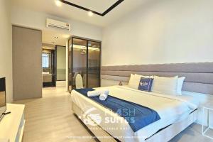 1 dormitorio con 1 cama grande en una habitación en Expressionz Premium Suites @ KLCC en Kuala Lumpur