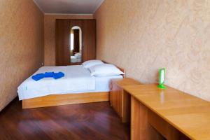 Un dormitorio con una cama con una cinta azul. en Толедо, en Petropavlovsk