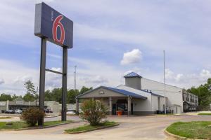 een bord voor een tankstation bij Motel 6 Nacogdoches, TX in Nacogdoches