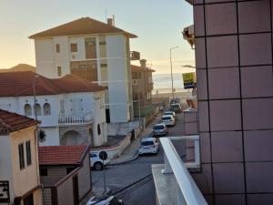 オバールにあるFuradouro - Apartamento Praiaの車を停めた街並み