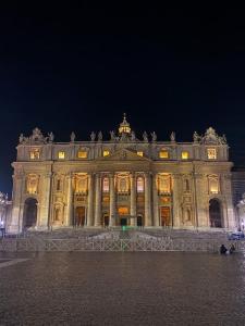 ein großes Gebäude mit Lichtern in der Nacht in der Unterkunft Clivo lovely house-Vatican home in Rom