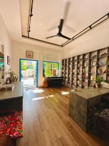 un salon avec une grande bibliothèque et des étagères dans l'établissement Loka Home & Yoga, à Đà Nẵng