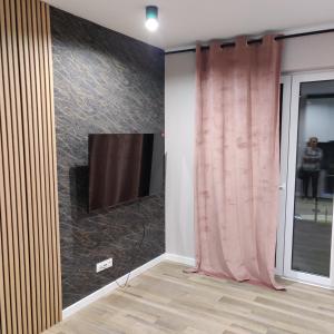 Televízia a/alebo spoločenská miestnosť v ubytovaní Apartament Perła Kutna