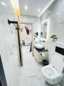 Ένα μπάνιο στο Apollo 2 bd Jacuzzi Suite