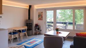 Posezení v ubytování Modernes Alpenstudio mit Bergblick, Pool und Sauna