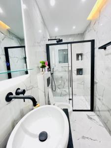 Ένα μπάνιο στο Apollo 2 bd Jacuzzi Suite