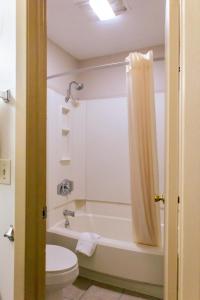 een badkamer met een bad, een toilet en een wastafel bij Motel 6 Nacogdoches, TX in Nacogdoches