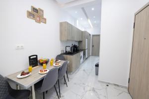 Η κουζίνα ή μικρή κουζίνα στο Apollo 2 bd Jacuzzi Suite