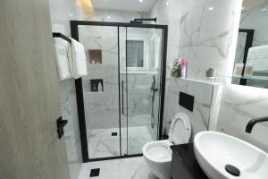 Ένα μπάνιο στο Apollo 2 bd Jacuzzi Suite
