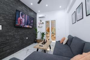 TV a/nebo společenská místnost v ubytování Apollo 2 bd Jacuzzi Suite