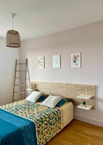een slaapkamer met een bed met een houten hoofdeinde bij Chambre privée dans un appartement partagé in Villeurbanne