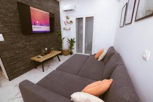 Χώρος καθιστικού στο Apollo 2 bd Jacuzzi Suite