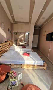 Habitación con 2 camas grandes y TV. en Puzzle Space, en Ereván