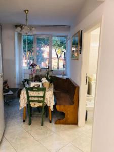 uma sala de jantar com uma mesa e cadeiras e uma janela em Villa Fiorella em Costacciaro