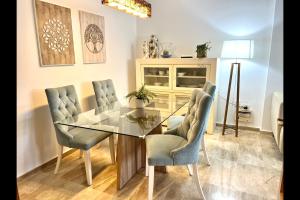een eetkamer met een glazen tafel en stoelen bij MARBELLA - ALICATE BEACHFRONT Apartment - 6 in Marbella