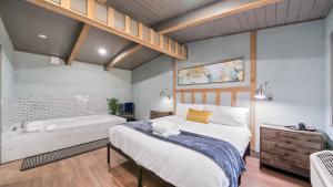 um quarto com uma cama e uma banheira em Blue Jay Lodge em South Lake Tahoe