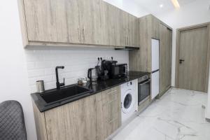 Η κουζίνα ή μικρή κουζίνα στο Apollo 2 bd Jacuzzi Suite