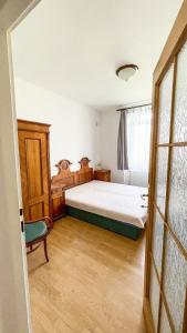 1 dormitorio con 1 cama y 1 silla en Apartmány Maňová, 
