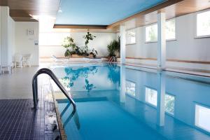 Bazén v ubytování Modernes Alpenstudio mit Bergblick, Pool und Sauna nebo v jeho okolí + 10 fotografií