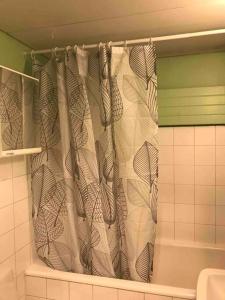 einen Duschvorhang im Bad mit Waschbecken in der Unterkunft Hot spot of Vaasa with City Hall views in Vaasa