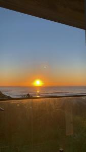 - Vistas a la puesta de sol desde la playa en Casa Oceano Praia do Rosa, apartamentos pé na areia, Praia do Rosa, en Praia do Rosa