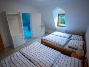 sypialnia z 2 łóżkami i oknem w obiekcie Rodinná chalupa Ostašovka Liberec w mieście Liberec