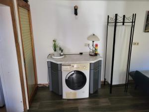 a washer and dryer sitting in a room at Monteur-, Ferien- und Gästehaus in Groß Rossau in Osterburg