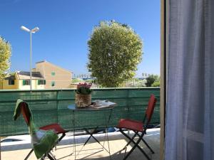 a patio with a table and chairs on a balcony at Il mare in Piazza in Albisola Superiore