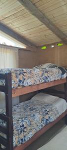 2 stapelbedden in een kamer met een plafond bij CAMPING GANIMEDES in Paihuano