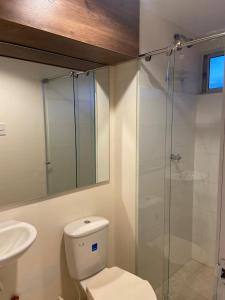 un bagno con wc e doccia in vetro di Valledupar I amplio y comodo apartamento cerca a todo y en zona segura de la ciudad a Valledupar