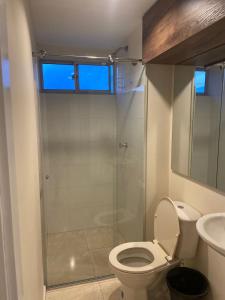 a bathroom with a shower and a toilet and a sink at VP02 amplio y comodo apartamento cerca a todo y en zona segura de la ciudad de Valledupar Max 5 pers in Valledupar