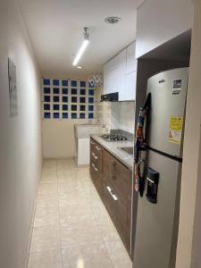 a kitchen with a refrigerator and a sink at VP02 amplio y comodo apartamento cerca a todo y en zona segura de la ciudad de Valledupar Max 5 pers in Valledupar