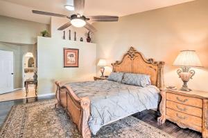 una camera con letto e ventilatore a soffitto di Private Tuscany Oasis with Pool - Perfect for families, couples or business travelers home a Phoenix
