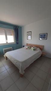 sypialnia z dużym łóżkiem w pokoju w obiekcie 50 m2 - Le PORT, HYERES w Hyères
