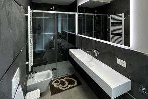 een badkamer met een wastafel, een toilet en een spiegel bij Camping Bungalow Lido in Capoliveri