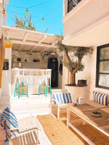 eine Außenterrasse mit Stühlen und einem Tisch in der Unterkunft Cabbana Hotel Lara in Antalya