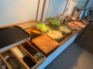 un buffet avec de nombreux types de nourriture sur une table dans l'établissement Starry Sky and Sea of Clouds Hotel Terrace Resort - Vacation STAY 75154v, à Takeda