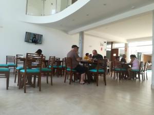 Un restaurant u otro lugar para comer en Hotel Golf Paracas