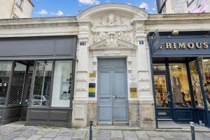 un devant de magasin avec une porte bleue dans une rue dans l'établissement LE SIMONE -Centre Historique, à Rennes