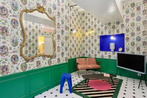 a living room with green walls and a mirror at LE SIMONE -Centre Historique in Rennes