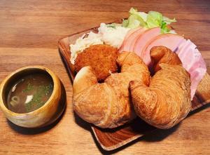 Makanan di atau di tempat lain dekat hotel