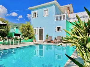 Bazén v ubytování Villa Torre Marina with private pool in Nydri by DadoVillas nebo v jeho okolí