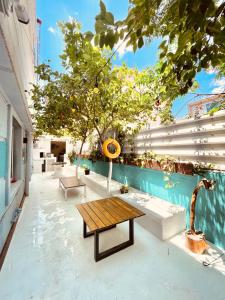 un patio avec une table et des bancs dans un bâtiment dans l'établissement Cabbana Hotel Lara, à Antalya