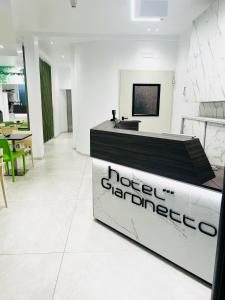 A television and/or entertainment centre at Hotel Giardinetto Al Sant'Orsola