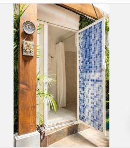 bagno con doccia e finestra piastrellata blu di Suites Club de Golf a Città del Messico