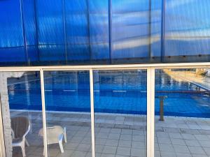 una finestra con vista sulla piscina. di Apartments 1126 Colony Beach with Pool Bat Yam Tel Aviv a Bat Yam