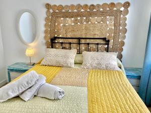 - une chambre avec un grand lit et 2 serviettes dans l'établissement In Love Zamora 3 habitaciones, à Zamora