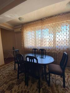 uma sala de jantar com uma mesa azul e cadeiras em Cozy corner right in the center! em Tashkent