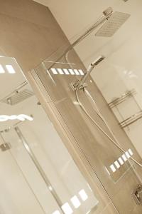 een glazen wand met een douche in de kamer bij Apartimento Angel River 9 in Wrocław